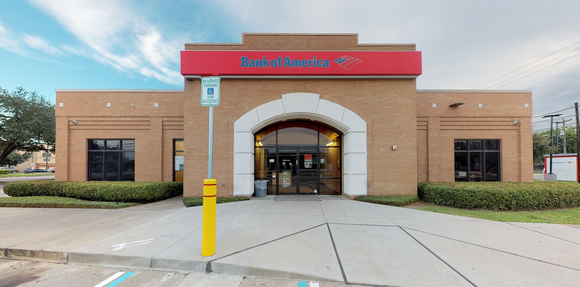 Bank of America financial center with drive-thru ATM | 3811 Washington Ave, Houston, TX 77007