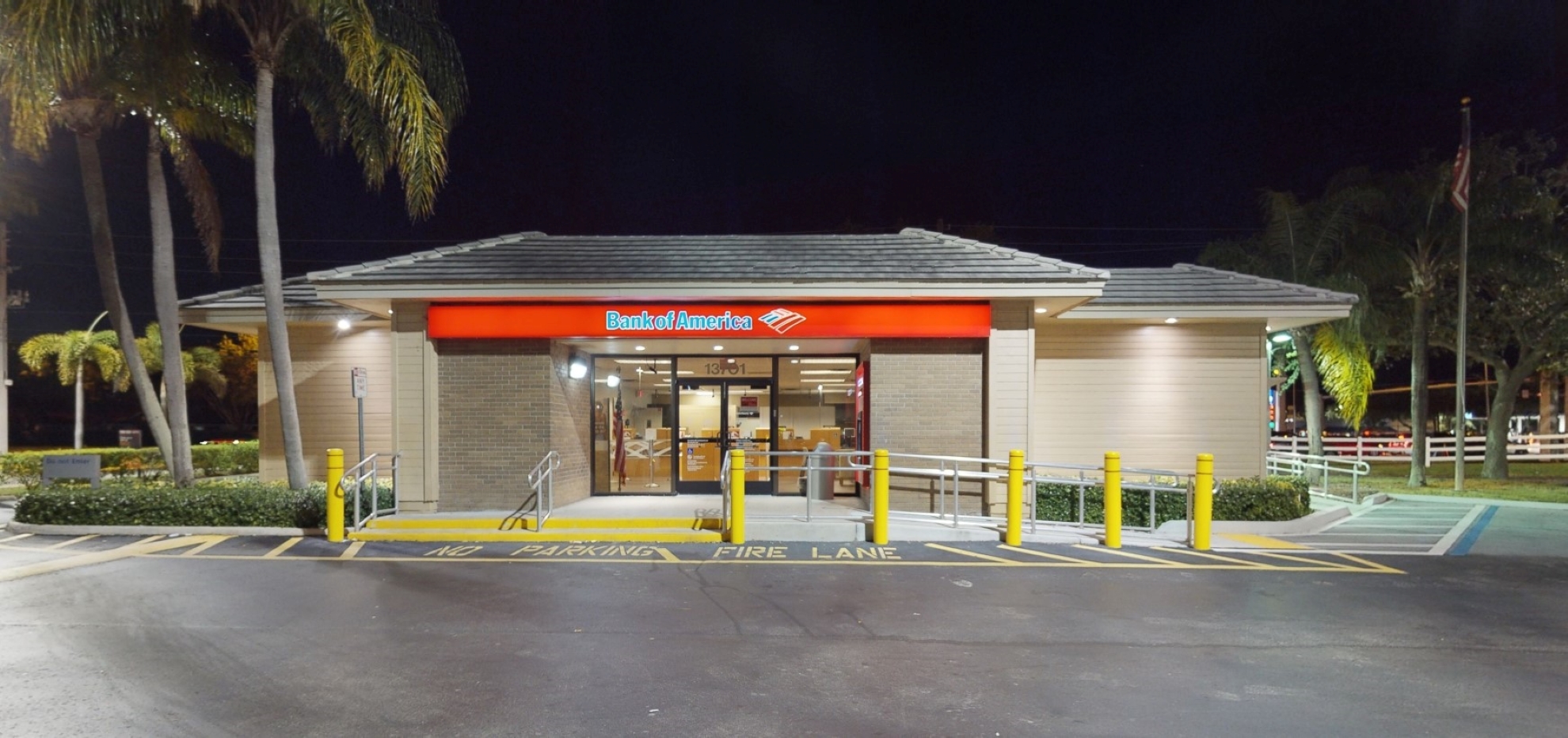 Bank of America financial center with drive-thru ATM | 13701 SW 152nd St, Miami, FL 33177