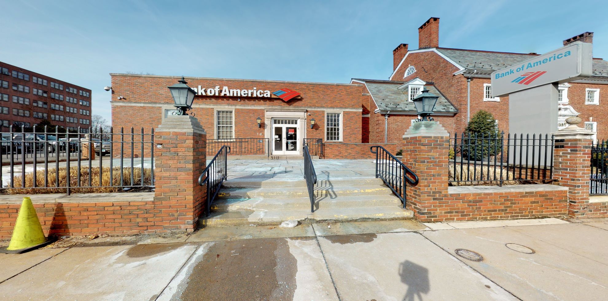Bank of America financial center with walk-up ATM | 70 Farmington Ave, Hartford, CT 06105