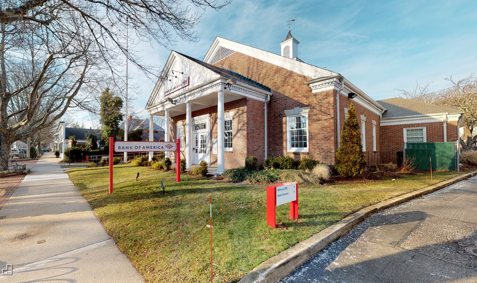 Bank of America financial center with drive-thru ATM and teller | 14 Newtown Ln, East Hampton, NY 11937
