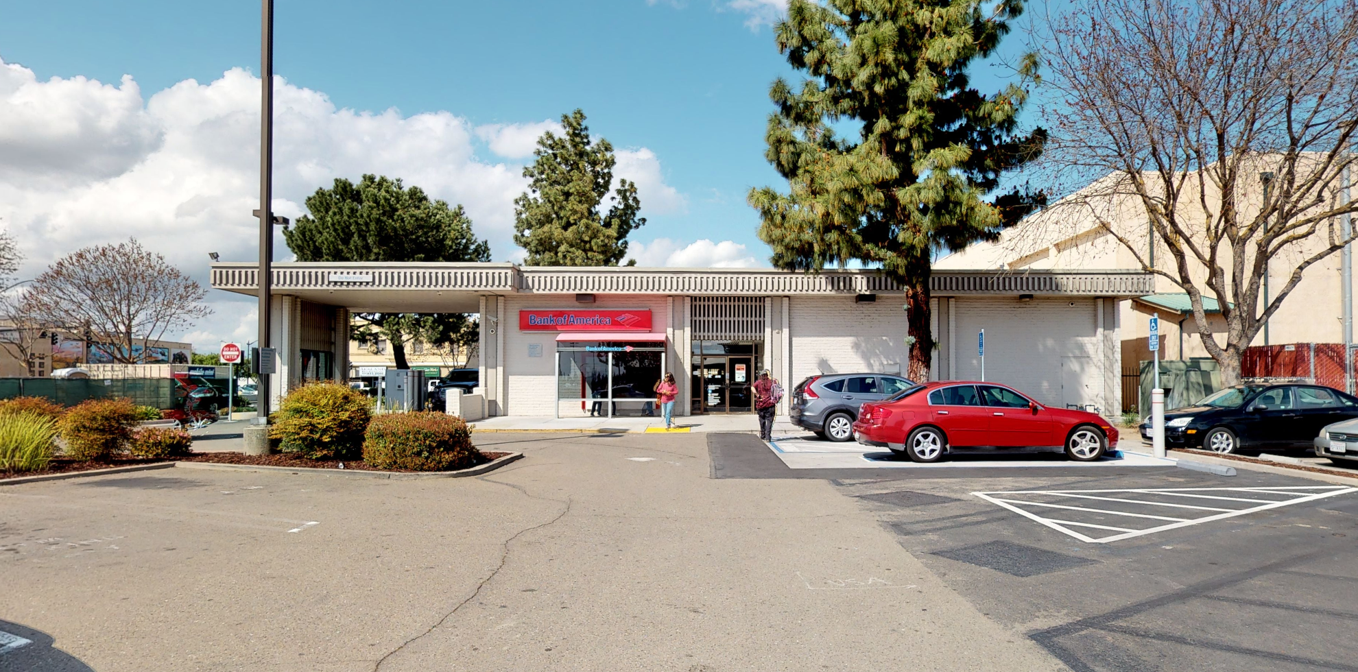 Bank of America financial center with drive-thru ATM | 102 E Yosemite Ave, Manteca, CA 95336