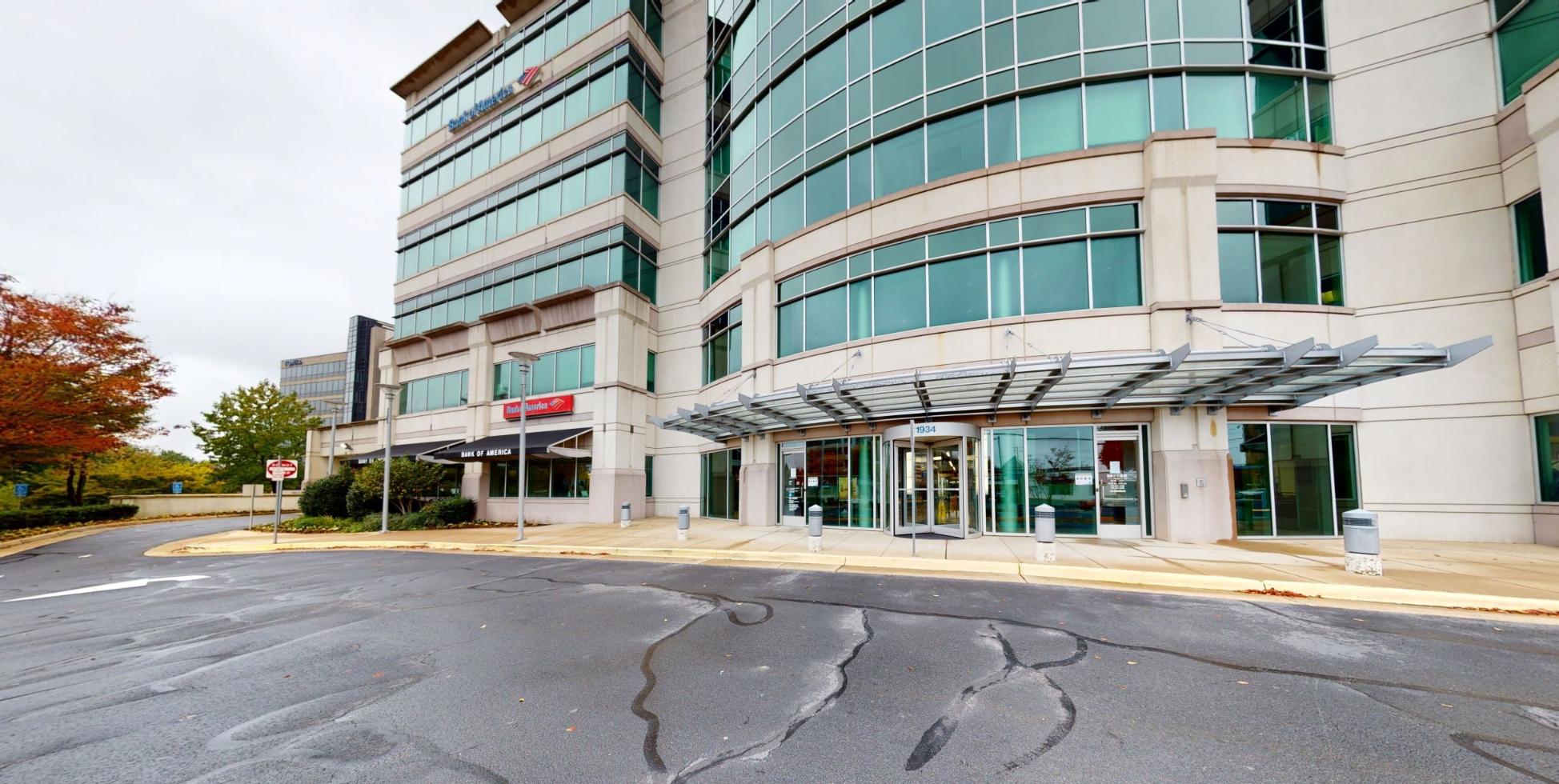 Bank of America financial center with drive-thru ATM | 1934 Old Gallows Rd, Vienna, VA 22182